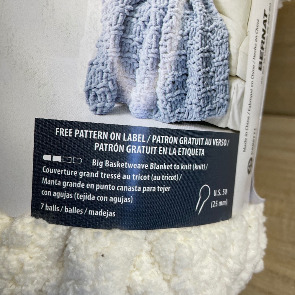 NWT Yarnspirations BERNAT Blanket BIG Vintage white 32 yards yarn knit jumbo 7 - Picture 4 of 6